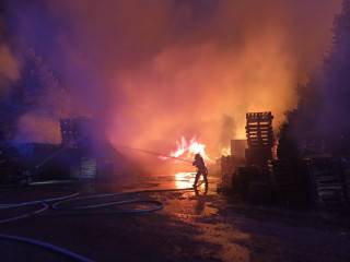 Pożar palet w Krępicach / fot. bryg. Mariusz Aleksandrowicz, druhowie OSP