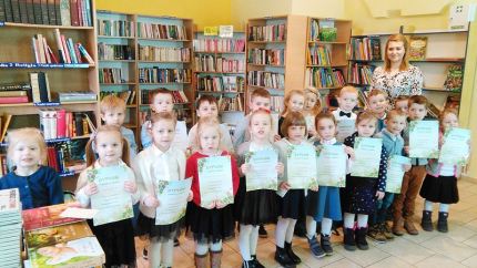 Pasowanie na czytelnika w bibliotece w Ciechowie