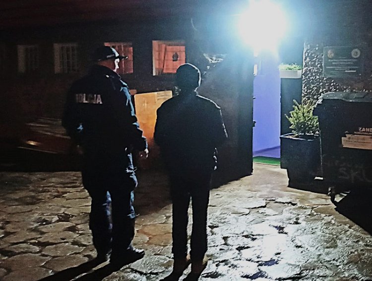 Policjant wraz z bezdomnym mężczyzną przed budynkiem ogrzewalni dla osób bezdomnych / fot. KPP Środa Śląska