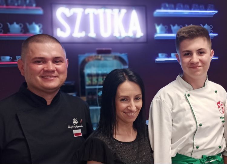 SZTUKA Restaurant - Mariusz Komenda z rodziną, gościnnie Grzegorz Zawierucha (po prawej).