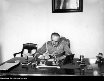 Józef Piłsudski w swoim gabinecie przy pracy | fot. Narodowe Archiwum Cyfrowe