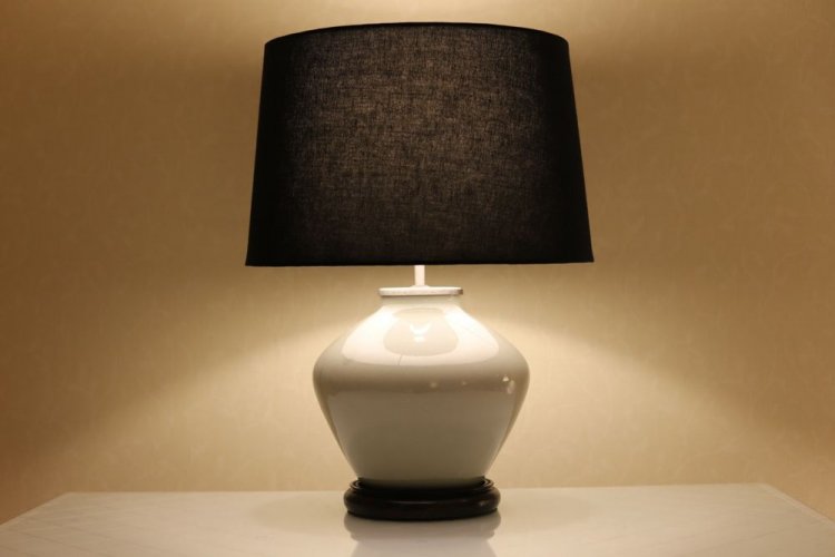 Lampy stołowe – na co zwrócić uwagę przy zakupie?