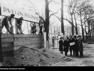 Podczas budowy polskiego pawilonu członkowie komitetu organizacyjnego zostali uwiecznieni na zdjęciu. Wśród nich można dostrzec m.in. twórcę projektu architektonicznego, Józefa Czajkowskiego (drugi od lewej); rzeźbiarza Ludwika Pugeta, delegata Rządu Polskiego ds. wystawy sztuki dekoracyjnej (trzeci od lewej); oraz Jerzego Warchałowskiego, komisarza generalnego sekcji polskiej (czwarty od lewej). Fot. Narodowe Archiwum Państwowe