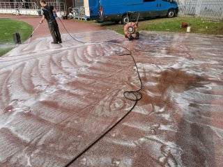 Na czym polega konserwacja boisk ze sztuczną trawą?