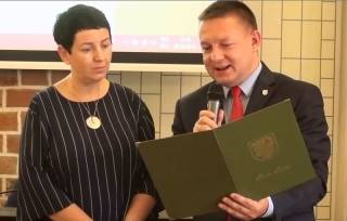 Wręczenie aktu powierzenia stanowiska nowemu Dyrektorowi SP nr 3 w Środzie Śl.