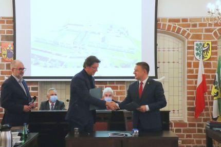 Podpisanie umowy na projekt budowy nowej Szkoły Podstawowej na Winnej Górze (wideo)