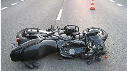 Motocyklista uderzył w samochód osobowy