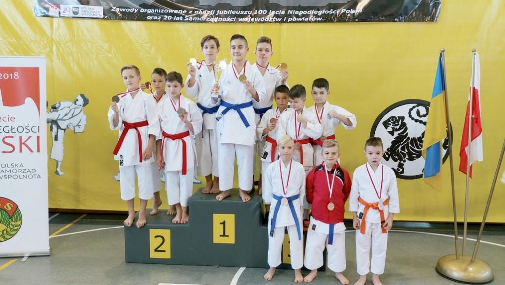 11 medali dla średzkich karateków w Prudniku