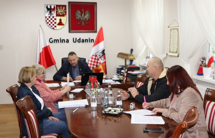 Umowa podpisana – w Ujeździe Górnym powstanie Aktywny Plac Zabaw