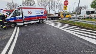 Kolizja na zjeździe Kostomłoty z udziałem karetki pogotowia i busa