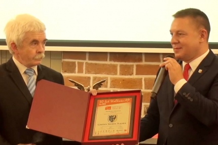 Przekazanie nagrody Orła Polskiego Samorządu na ręce Przewodniczącego Rady Miejskiej w Środzie Śl. (wideo)