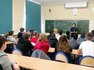 Narkotyki i dopalacze zabijają. Spotkanie z policjantką