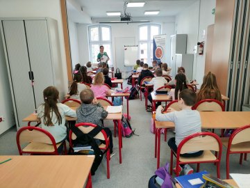 Sala konferencyjna w gminnym Centrum NGO, gdzie odbywają się zajęcia dla dzieci ukraińskich z klas 1-3