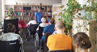 Mieszańcy Domu Opieki Caritas z wizytą w bibliotece / fot. GOKiS Malczyce