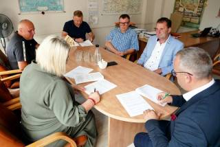 Podpisano umowę na malowanie cienkowarstwowe na drogach Powiatu Średzkiego / fot. Powiat Średzki - RFP