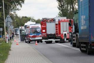 Dachowanie pojazdu, zderzenie z motocyklem i ulatniający się gaz