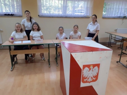 Szkoła w Udaninie ma nowy Samorząd Uczniowski i Poczet Sztandarowy