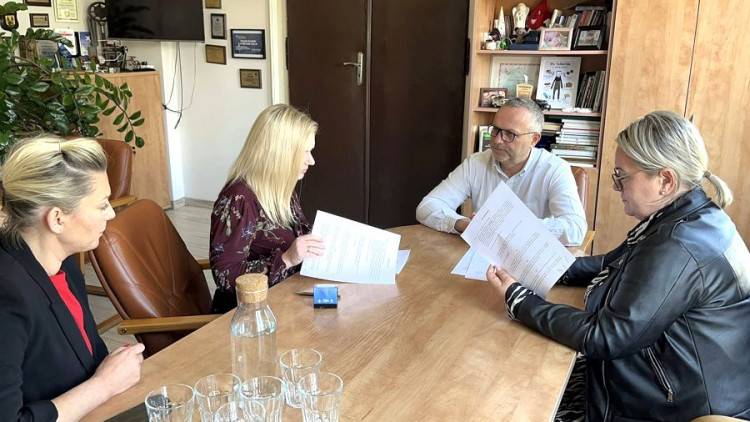 Powiat Średzki i Fundacja Drzewko Szczęścia łączą siły na rzecz dzieci, młodzieży i ekologii