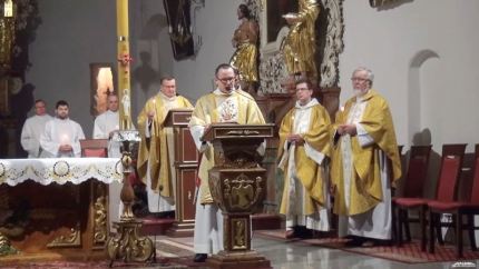 Liturgia Wigilii Paschalnej w kościele w Środzie Śląskiej