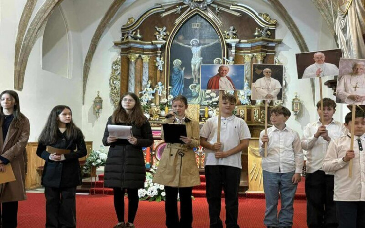 25. Dzień Papieski w Kostomłotach – montaż słowno-muzyczny uczniów