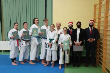 Nagrodzeni zawodnicy karate wraz z trenerem oraz burmistrzem, przewodniczącym RM i p.o. kierownika wydziału PRG / fot. UM