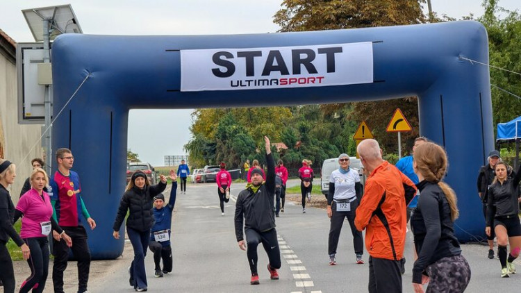 Sportowa energia w gminie Kostomłoty – I Bieg Szlakiem Wiatraków za nami!