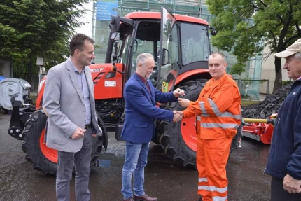 Nowy zestaw do pielęgnacji zieleni trafił do powiatowej służby drogowej