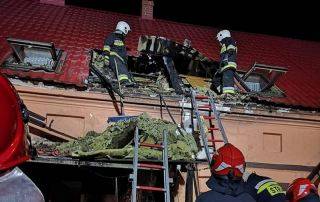 Pożar poddasza w budynku mieszkalnym