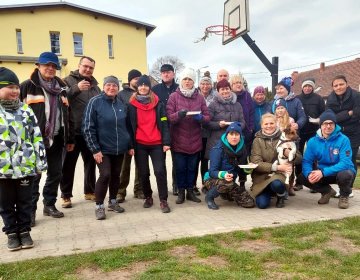 Uczestnicy akcji sprzątania Brzezinki Średzkiej / fot. Organizatorzy
