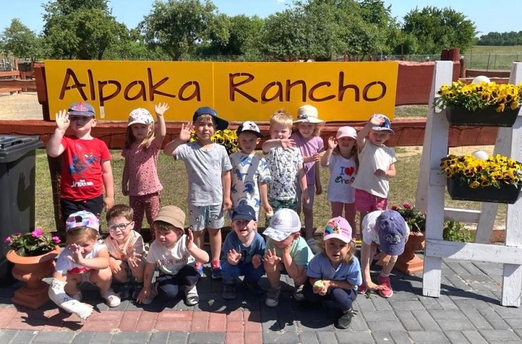Wycieczka przedszkolaków ze Szczepanowa do Alpaka Rancho