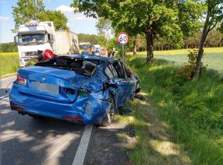 Rozbity samochód, a za kierownicą kompletnie pijany mężczyzna