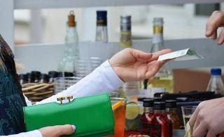 Obsługiwała klientów pod wpływem alkoholu?