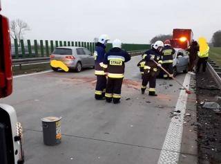 Najpierw uderzył w bariery, po chwili w ciężarówkę...