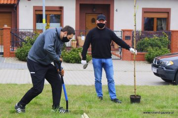 Wspólnie zasadzili tulipanowce na ul. Tulipanowej