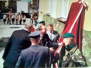 Determinacja Wiktora Kality i Woytka Kopacza oraz patriotyczna postawa ówczesnego burmistrza Bogusława Krasuckiego spowodowały, że 01.09.2009 r. w 70. rocznicę Wojny Obronnej 1939 r. i 20. rocznicę śmierci wielkiego średzianina, na ścianie średzkiego ratusza odsłonięta została tablica pamiątkowa poświęcona pułkownikowi pilotowi Janowi Hryniewiczowi.