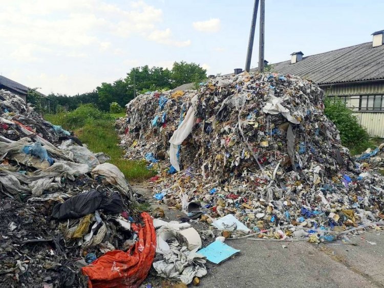 Nielegalne odpady na prywatnej posesji. Kierowca ciężarówki zatrzymany na gorącym uczynku!