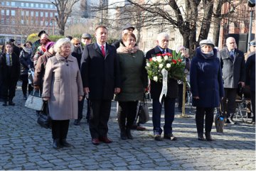 82. Rocznica Pierwszej Masowej Zsyłki na Sybir – średzka delegacja na pl. Staszica we Wrocławiu / fot. UM