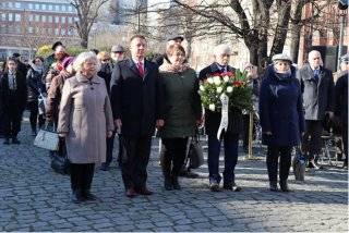 82. Rocznica Pierwszej Masowej Zsyłki na Sybir – średzka delegacja na pl. Staszica we Wrocławiu / fot. UM
