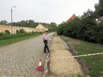 Przebudowa chodnika w Dębicach rozpoczęta