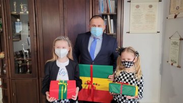 Kaja i Lila - utalentowane szachistki z Mrozowa z wizytą u wójta gminy Miękinia