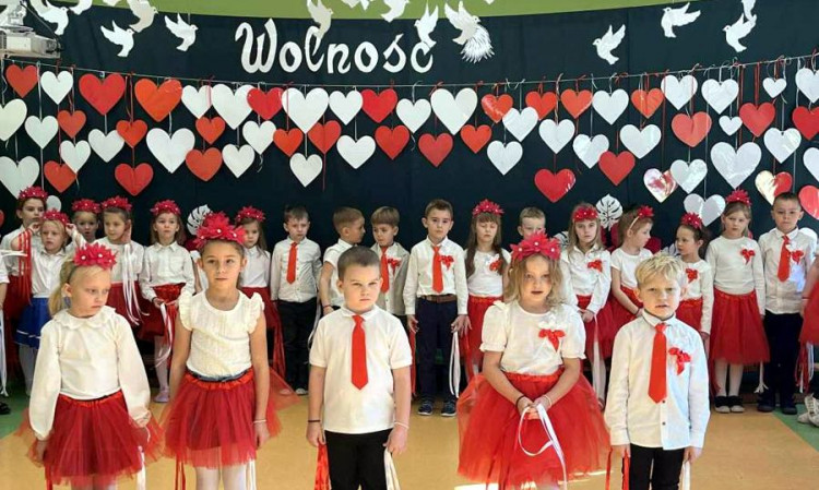 Dziecięce serca biją dla Polski - Święto Niepodległości w Przedszkolu nr 1 w Środzie Śląskiej