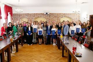 Najlepsi uczniowie gminnych szkół odebrali stypendia / fot. Gmina Środa Śląska