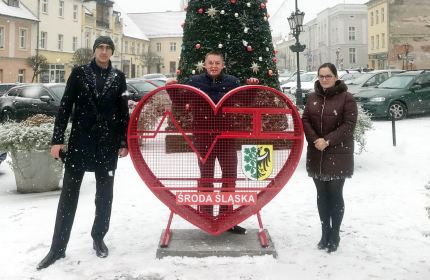 Charytatywne serduszko prezentem mikołajkowym dla miasta