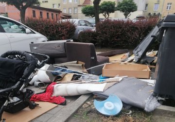 Ogromna ilość gabarytów na parkingu przy ul. Kilińskiego