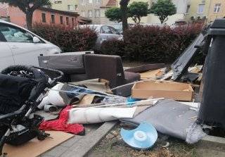 Ogromna ilość gabarytów na parkingu przy ul. Kilińskiego