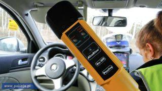 Nietrzeźwa 21-latka jazdę samochodem zakończyła w rowie