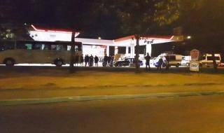 Dużo policji i autobus z kibicami na stacji paliw. Co się działo?