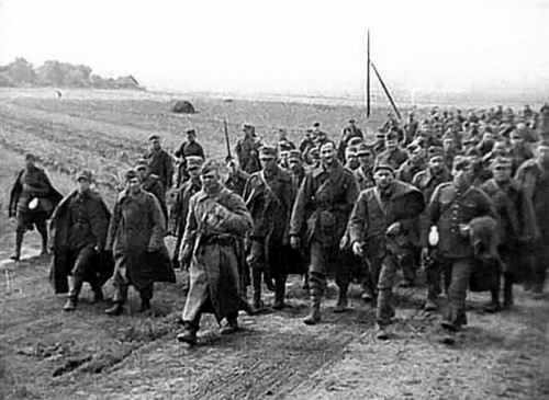 Polscy żołnierze – jeńcy wojenni konwojowani przez Armię Czerwoną do kolejowych punktów załadunku za granicą polsko-sowiecką – wrzesień 1939