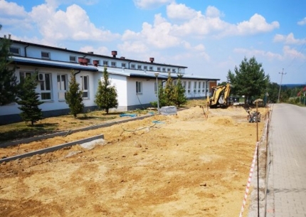 Trwa budowa parkingu przy szkole w Pisarzowicach