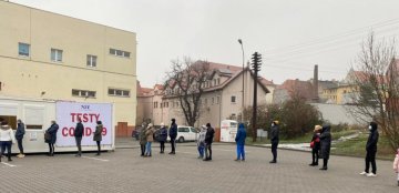 Kolejka mieszkańców do pkt. testowego COVID-19 za P.H. Handlowiec / fot. UM